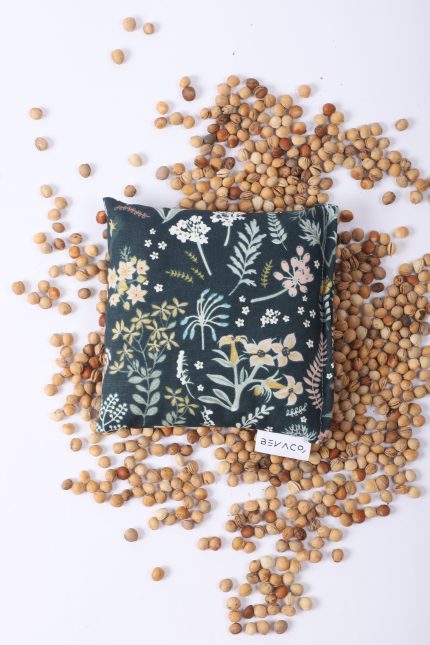 🌿 Bevaco Kiraz Çekirdeği Yastığı – 20x20 cm – Sıcak & Soğuk Terapi İçin Doğal, El Yapımı, Tekrar Kullanılabilir, Mikrodalgaya Uygun Bevaco’nun doğal kiraz çekirdeği dolgulu termal yastığı, doğadan gelen rahatlığı evinize getiriyor. Şık çiçek desenli özel kumaşı ve ergonomik yapısıyla hem şıklık hem rahatlık sunar. 📏 Ürün Özellikleri: - Boyut: 20 x 20 cm - Ağırlık: ~400 gr - Dolgu: Temizlenmiş kiraz çekirdekleri - Kumaş: %100 pamuk - Kullanım ömrü: 2+ yıl 🌿 Bevaco Kiraz Çekirdeği Yastığı – 15x60 cm – Sıcak & Soğuk Terapi İçin Doğal, El Yapımı, Tekrar Kullanılabilir, Mikrodalgaya Uygun Bevaco’nun doğal kiraz çekirdeği dolgulu termal yastığı, doğadan gelen rahatlığı evinize getiriyor. Şık çiçek desenli özel kumaşı ve ergonomik yapısıyla hem şıklık hem rahatlık sunar. 🌡️ Nasıl Kullanılır? Sıcak Terapi:Mikrodalgada 1-2 dk (800W) veya 100°C fırında 10 dk ısıtın. Soğuk Terapi:Buzlukta 30 dk bekletin. 🎯 Kullanım Alanları: Kas ve sırt ağrısı, regl sancısı, migren, bebeklerde kolik, sinüzit, stres. 🌍 Neden Bevaco? %100 doğal – El yapımı – Mikrodalgaya uygun – Estetik – Tekrar kullanılabilir. 📦 Kutu İçeriği: 1 adet kiraz çekirdeği dolgulu termal yastık Kullanım talimatı